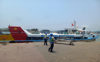 BQLC&CVĐTNĐ phục vụ du khách ra  Đảo Lý Sơn dịp Lễ Giỗ Tổ Hùng Vương 10/3