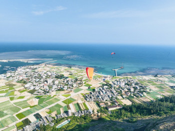 Bầu trời Lý Sơn rực rỡ sắc dù lượn ngày cuối tuần