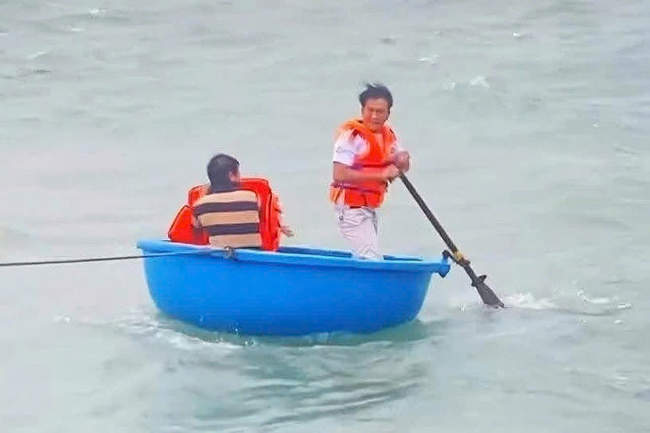 Anh Sanh và anh Quang chèo thúng ra ứng cứu anh Cường