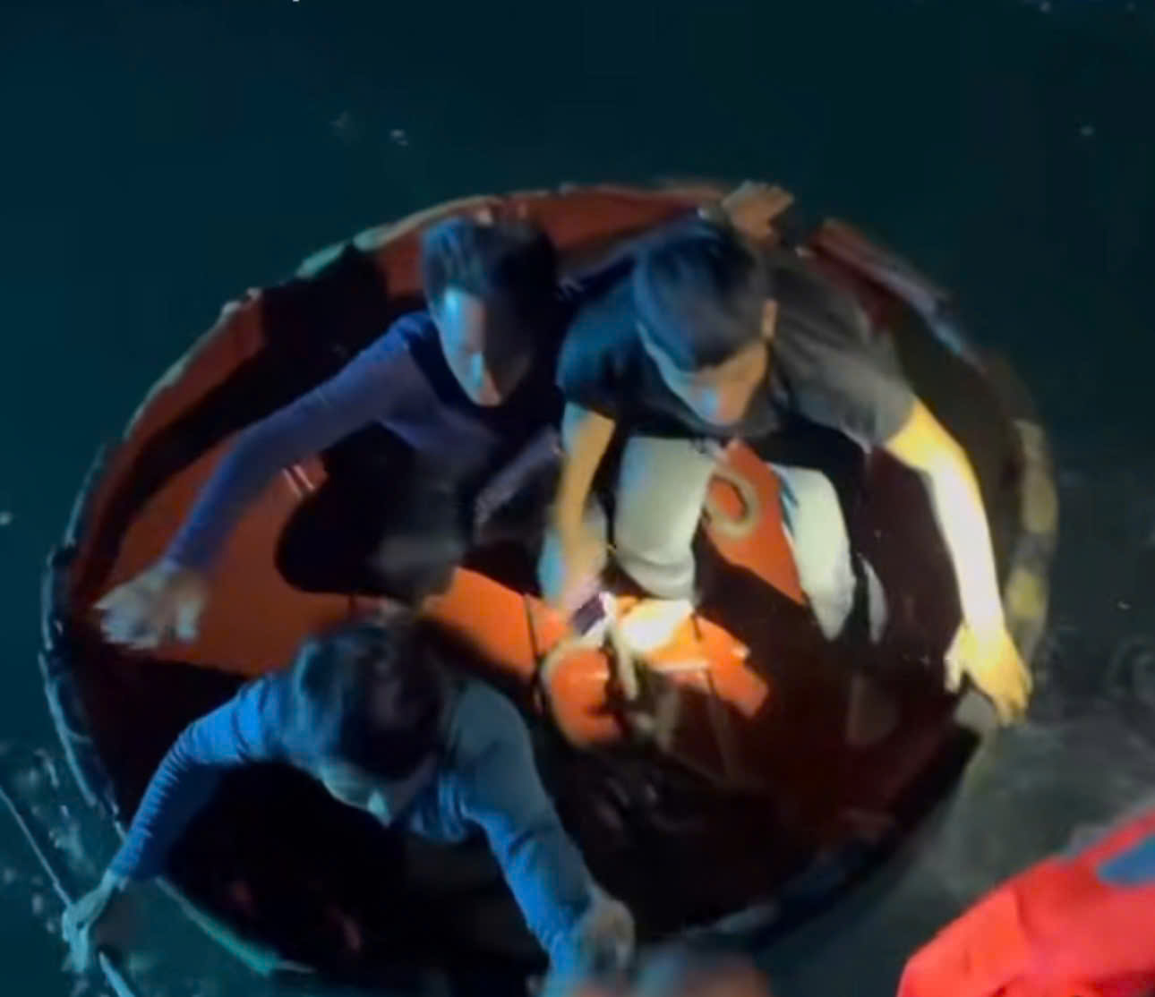 Thuyền viên tàu cá Quảng trị chèo thúng đưa anh Cường qua tàu cứu hộ