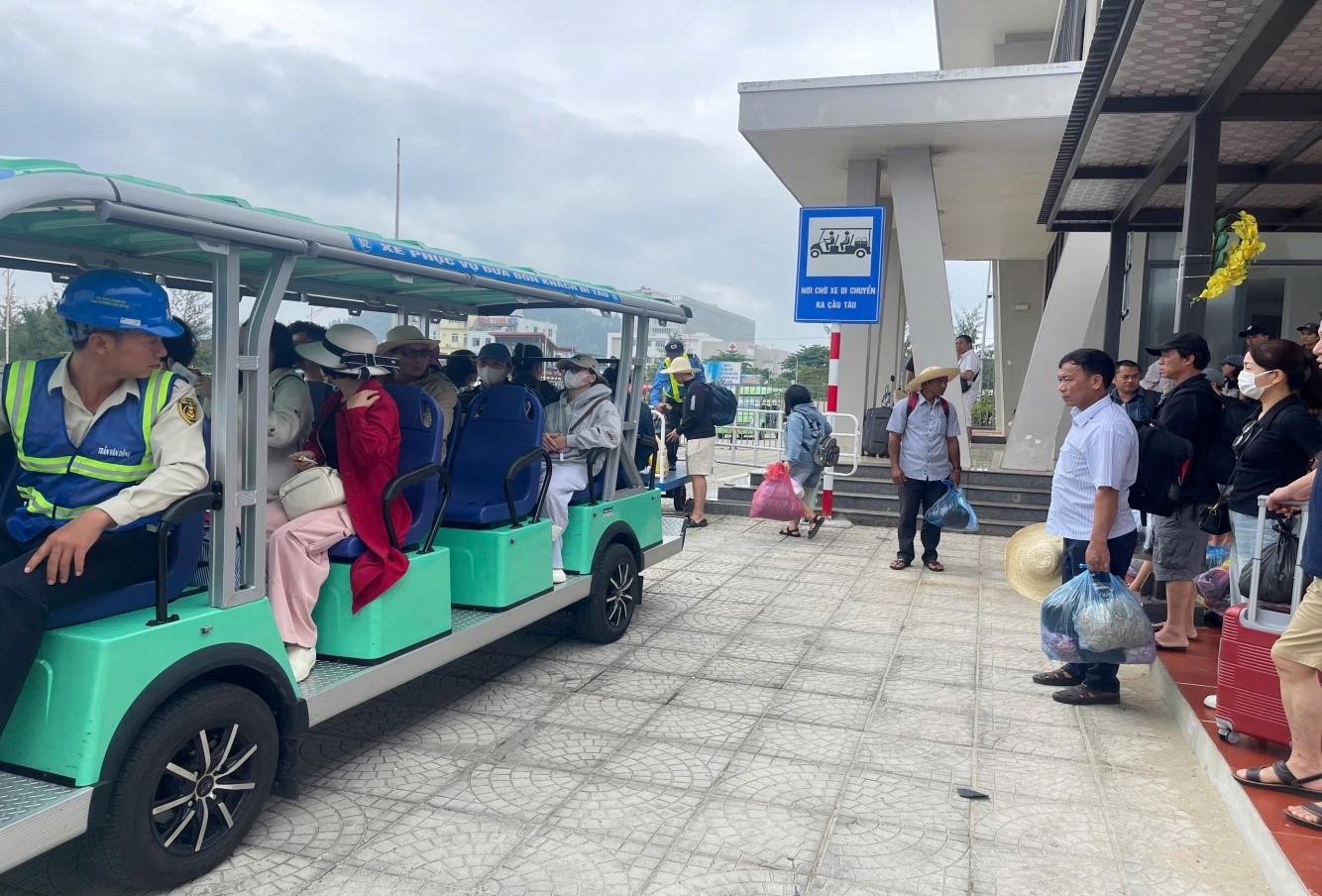 BQLC&CVĐTNĐ tổ chức phục vụ  tốt nhu cầu đi lại hành khách trên tuyến Sa Kỳ - Lý Sơn trong ngày đầu tiên dịp nghỉ Lễ 30/4 và 01/5 năm 2025